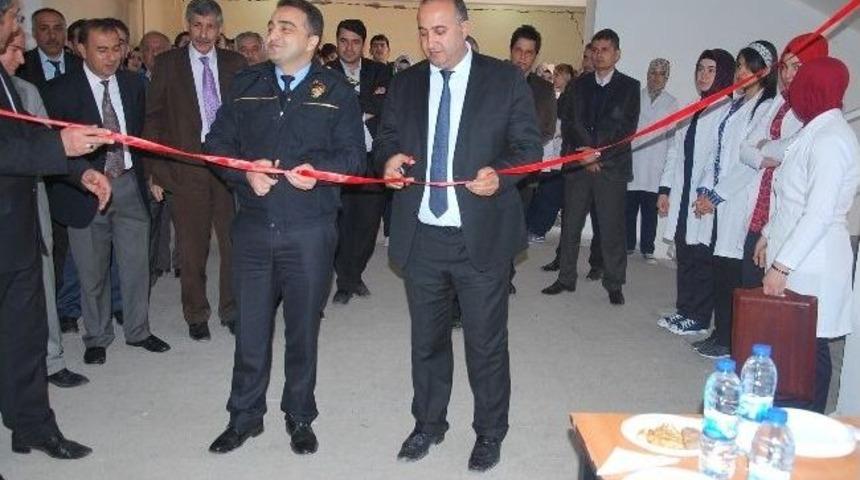 Resim &Ouml;ğretmeni Olmayan Okulda Resim Sergisi