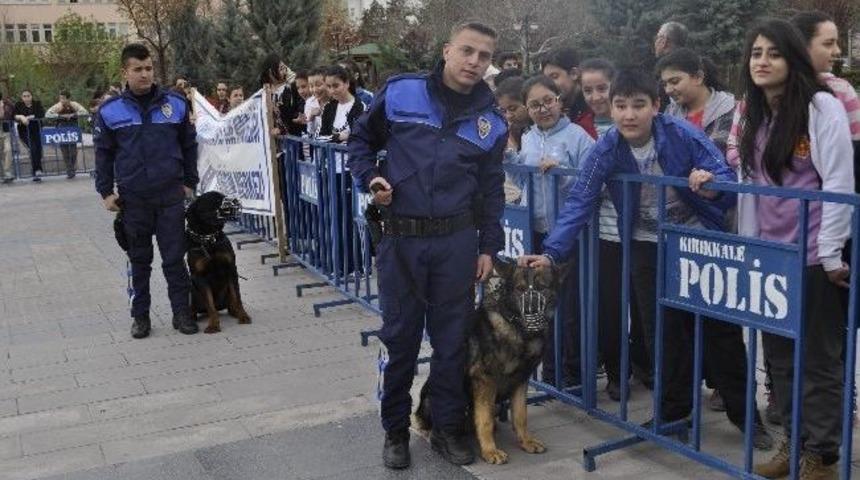 Polis K&ouml;peklerinin G&ouml;sterisi Nefes Kesti