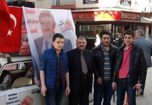 Se&ccedil;ime Renk Katan Bağımsız Adaya Plaket Verilecek 1