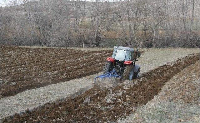 Yozgat’ta Çiftçiler Tarla Sürümüne Başladı