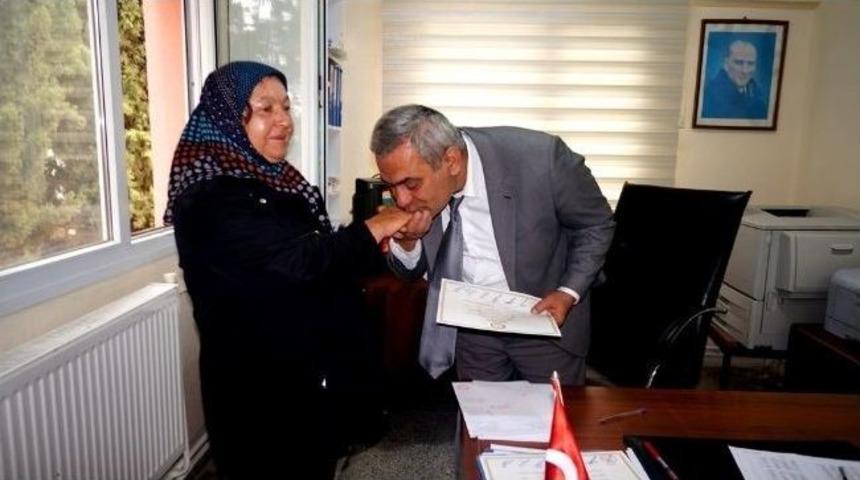 Muhtar Alime Ana, Mazbatasını Yazdığı Şiirle Aldı