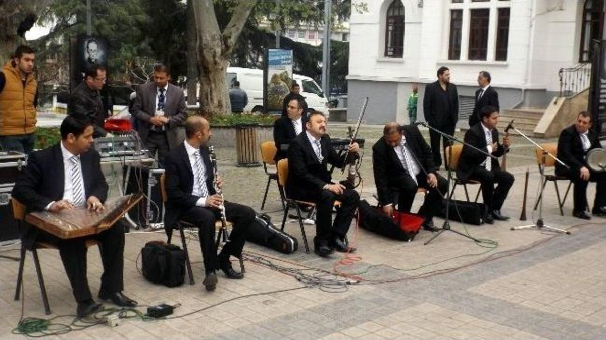 D&uuml;nya Romanlar G&uuml;n&uuml;n&uuml; Oynayarak Kutladılar