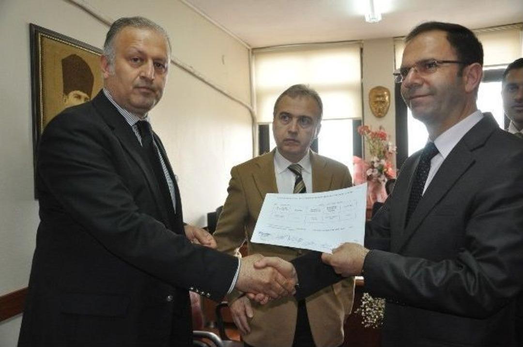 Ak Partili &Uuml;yeler Mazbatalarını Aldı