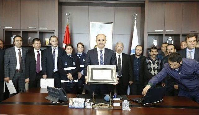 Sultangazi Belediye Başkanı Cahit Altunay Mazbatasını Aldı 1