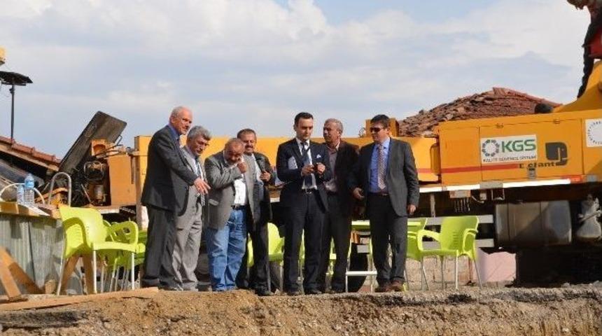 16 Derslikli Kayabaşı İlk&ouml;ğretim Okulunun Temel Betonu Atıldı