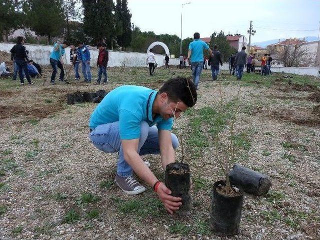 Gediz Ticaret Meslek Lisesi’nde Ağaç Dikme Şenliği Yapıldı