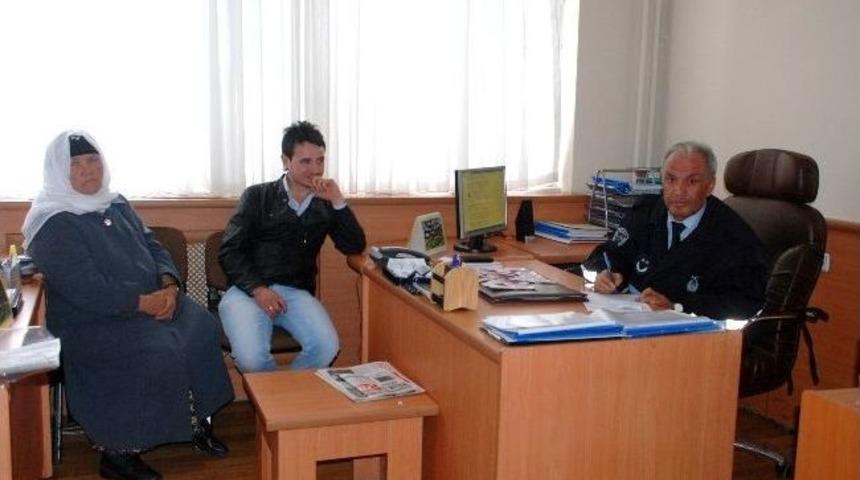 Kaybettiği 2 Bin Lirayı Bulan Gence 200 Lira Vererek &Ouml;d&uuml;llendirdi