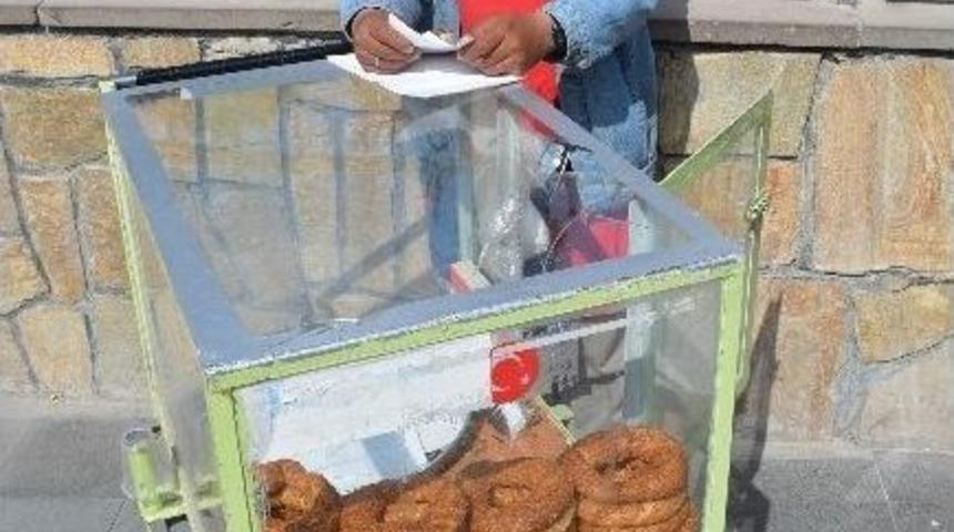 G&uuml;nde 10 Kilometre Y&uuml;r&uuml;yerek Simit Satıyor