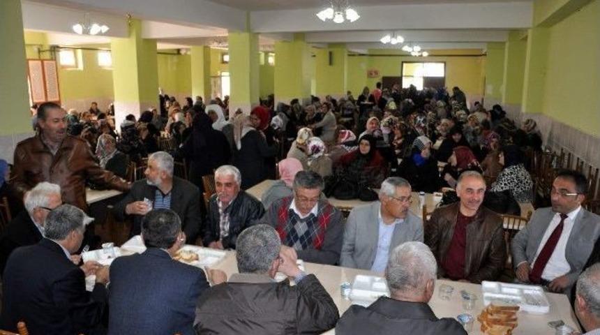 Ak Parti Kadın Kolları Ş&uuml;k&uuml;r Kurbanı Kesti