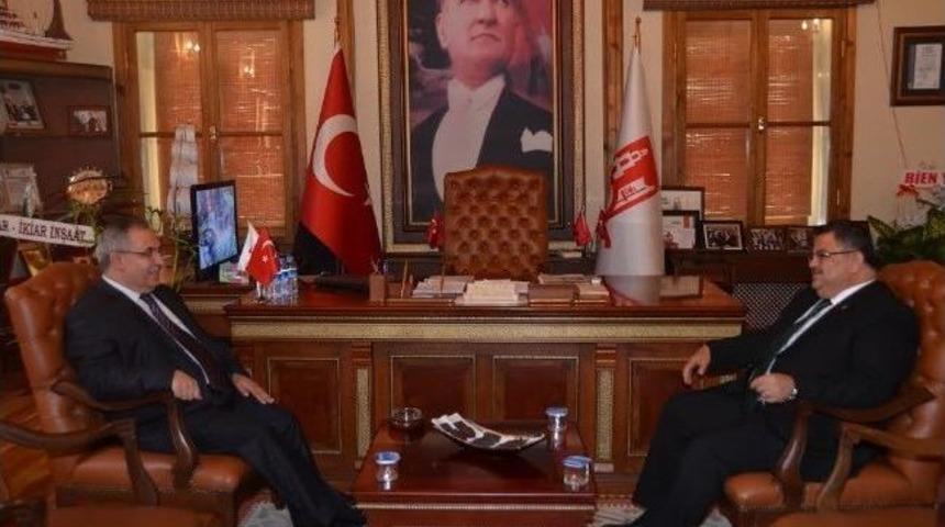 Vali Ahmet Hamdi Nayir'den Belediye Başkanı Selim Yağcı'ya Ziyaret