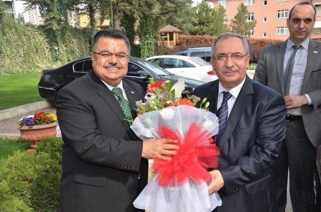 Vali Ahmet Hamdi Nayir'den Belediye Başkanı Selim Yağcı'ya Ziyaret