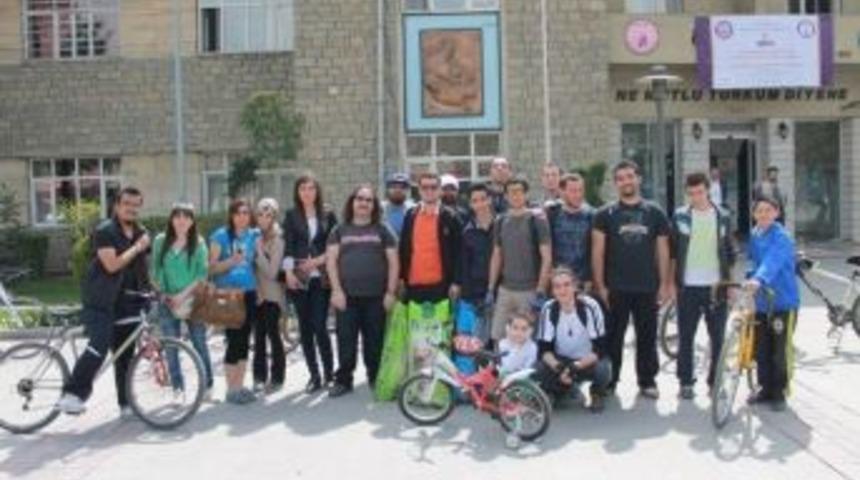 Elazığ&rsquo;da &Uuml;niversite &Ouml;ğrencileri Sokak K&ouml;pekleri İ&ccedil;in Mama Dağıttı