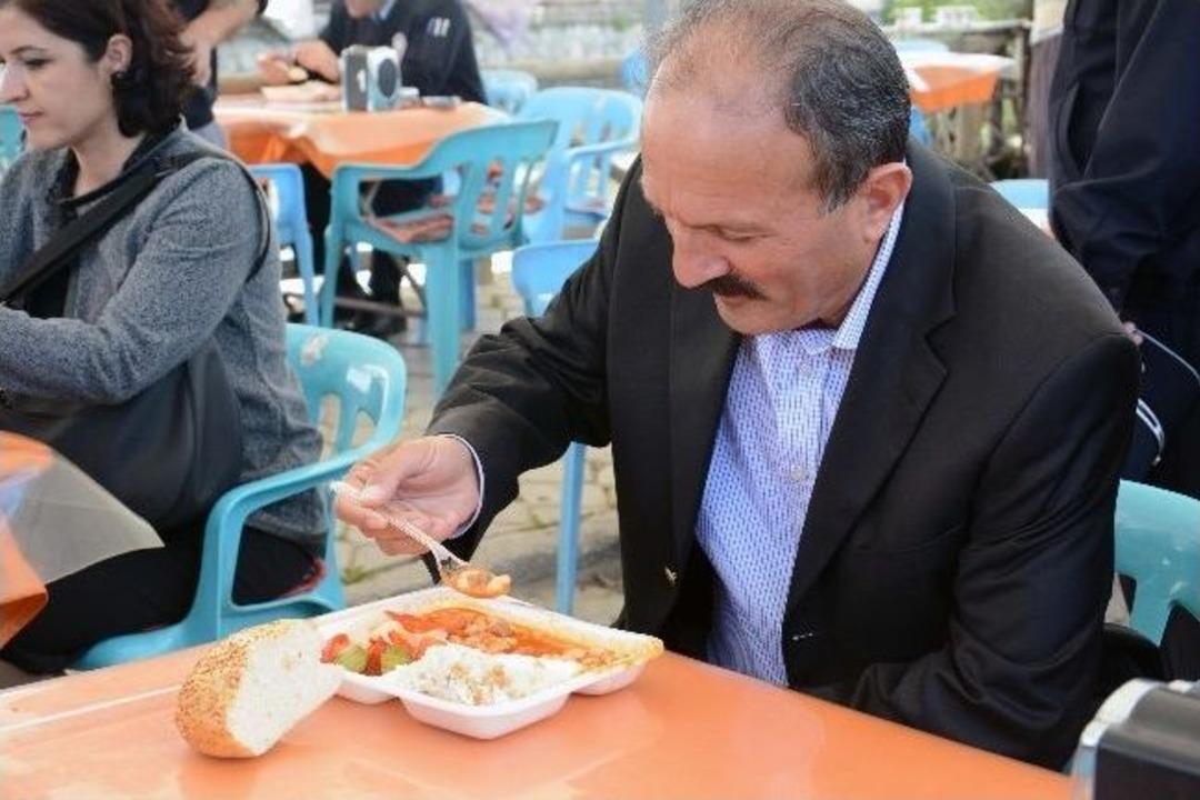 Se&ccedil;imden &Ouml;nce &lsquo;nasipse&rsquo; Demişti, 10 Bin Kişiye Kuru Fasulye İkram Etti