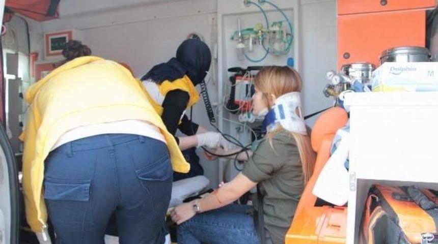 Manisa'da Otomobil Yayalara &Ccedil;arptı: 4 Yaralı