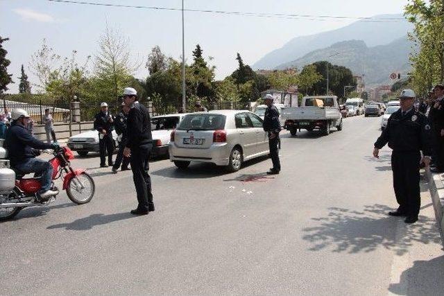 Manisa da Otomobil Yayalara &Ccedil;arptı: 4 Yaralı 1