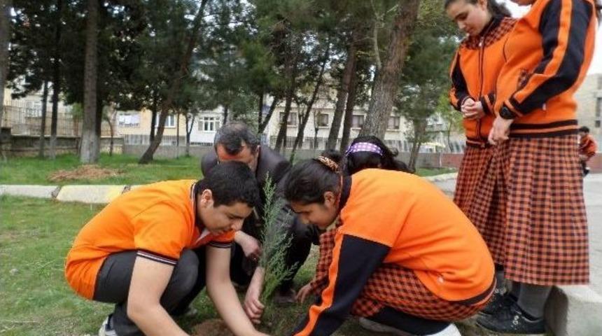 G&ouml;rme Engelli &Ouml;ğrencilerden &Ouml;rnek Davranış