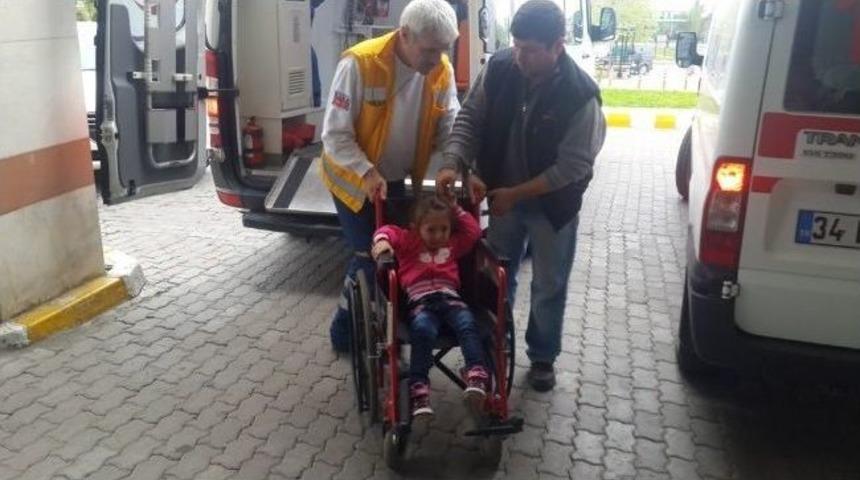 Lastiği Patlayan Ara&ccedil; Duvara &Ccedil;arptı: 3 Yaralı