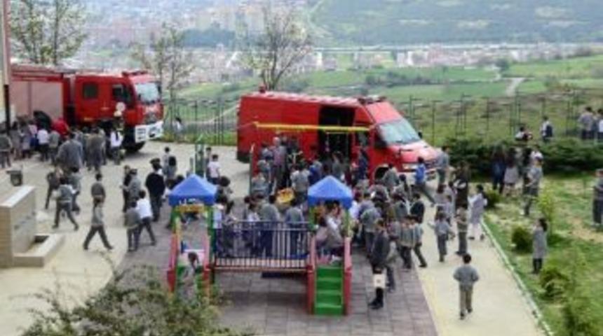 Tahterevalliye Sıkışan &Ouml;ğrenciyi İtfaiye Kurtardı