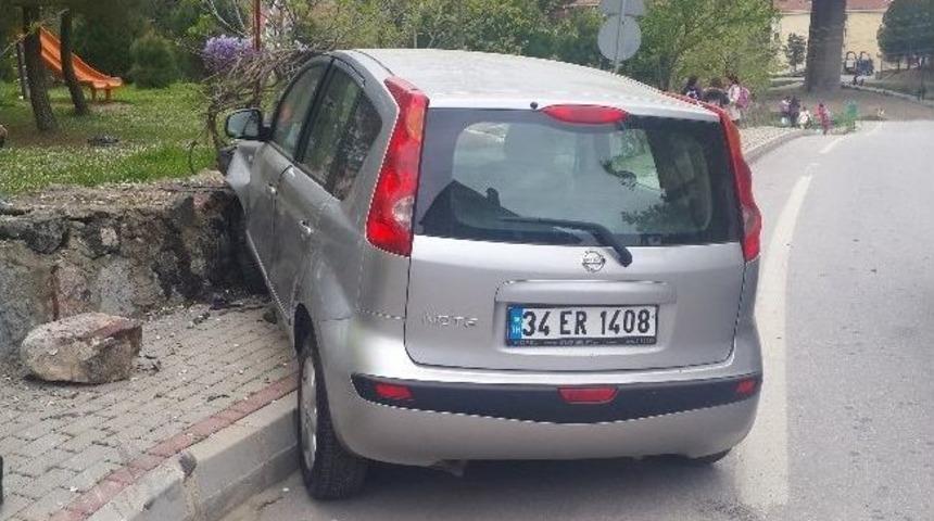 Kontrolden &Ccedil;ıkan Ara&ccedil; Duvara &Ccedil;arptı