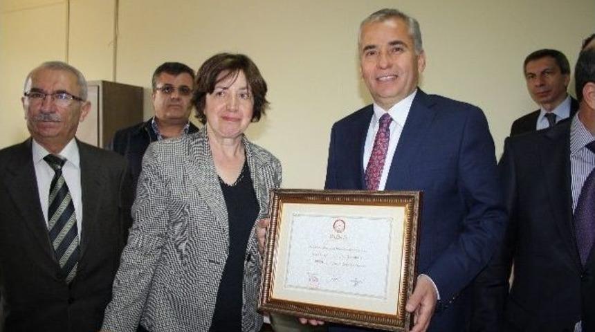 Denizli'nin İlk B&uuml;y&uuml;kşehir Belediye Başkanı Mazbatasını Aldı