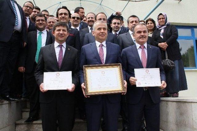 Denizli nin İlk B&uuml;y&uuml;kşehir Belediye Başkanı Mazbatasını Aldı 1
