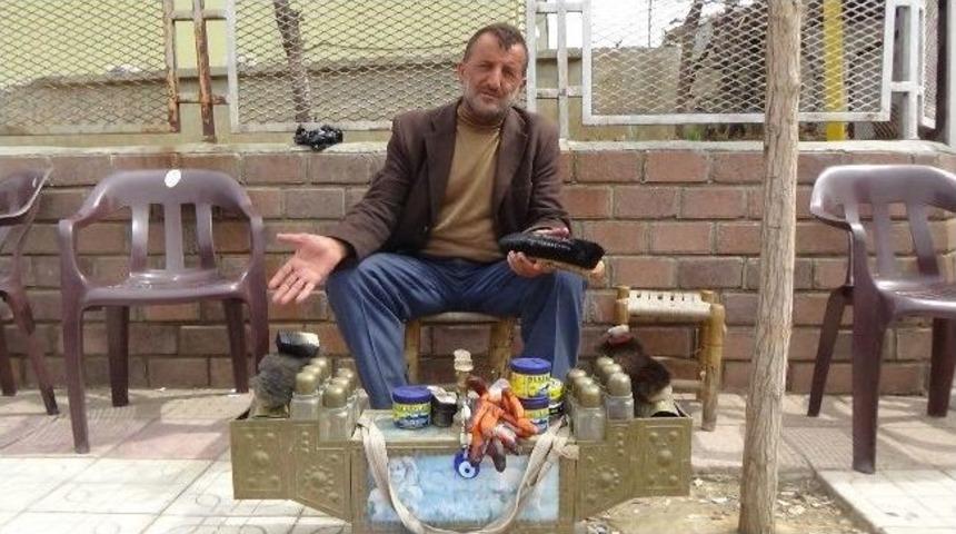 Ailesinin Ge&ccedil;im Kaynağı Boya Sandığı