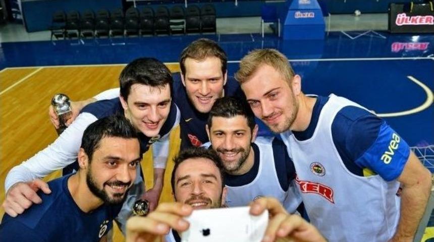 Fenerbah&ccedil;eli Futbolcularla Basketbolcular Buluştu