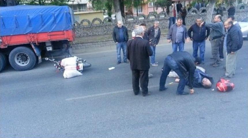 Tır İle &Ccedil;arpışan Motosikletin S&uuml;r&uuml;c&uuml;s&uuml; Ağır Yaralandı