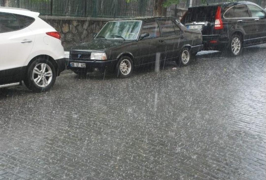 Aydın&rsquo;da Dolu Ve Sağanak Yağış Hayatı Olumsuz Etkiledi