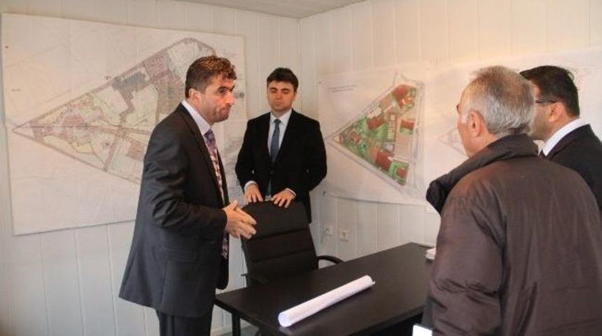 Başkan Tosun, Yunus Emre Kent Meydanı Hakkında Bilgi Aldı