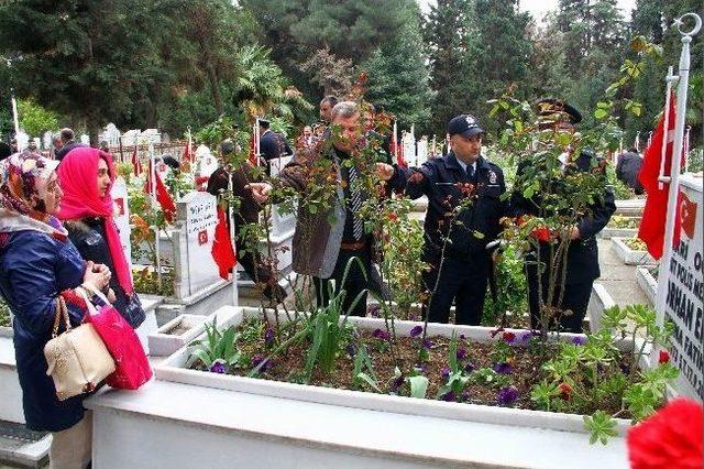 Herkes Gitti, O Şehidiyle Baş Başa Kaldı 1