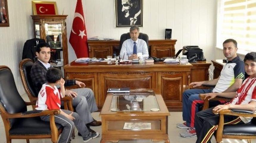 Atletimizde Dereceye Giren &Ouml;ğrenciler Kaymakamı Ziyaret Etti