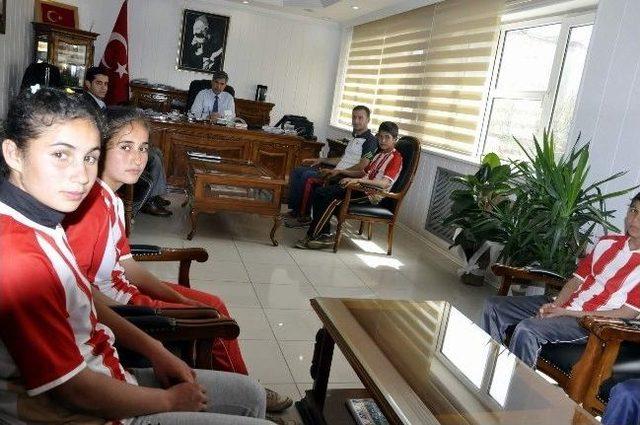Atletimizde Dereceye Giren &Ouml;ğrenciler Kaymakamı Ziyaret Etti 1