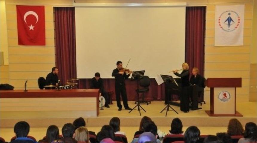 Om&uuml;&rsquo;de G&uuml;nd&uuml;z Konserleri Başladı