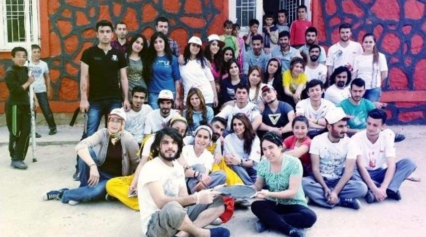 &Uuml;niversite &Ouml;ğrencileri İlkokulu Rengarenk Yaptı