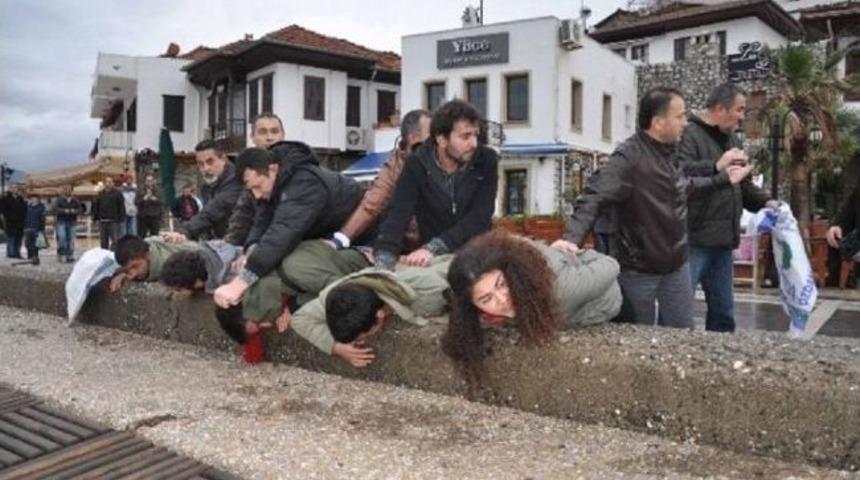 İtalyan U&ccedil;ak Gemisini Protesto Davası