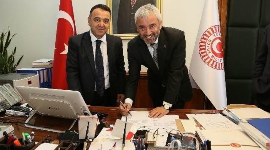 Başkan Se&ccedil;ilen Yılmaz, Milletvekilliğinden İstifa Etti
