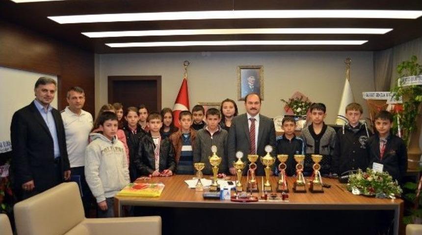 Sporculardan Başkan Eyvaz&rsquo;a Kupalı Kutlama Ziyareti