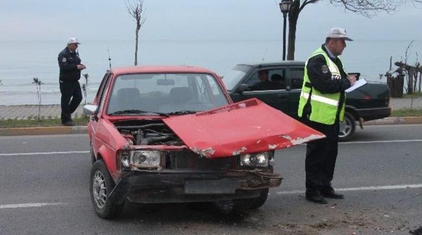 2 Otomobil &Ccedil;arpıştı: 1 Yaralı