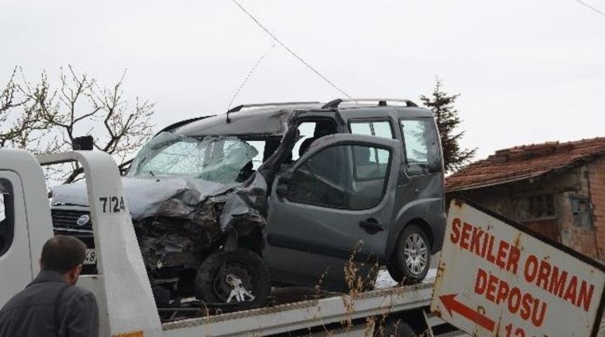 Tosya&rsquo;da Tır İle Otomobil &Ccedil;arpıştı: 4 Yaralı