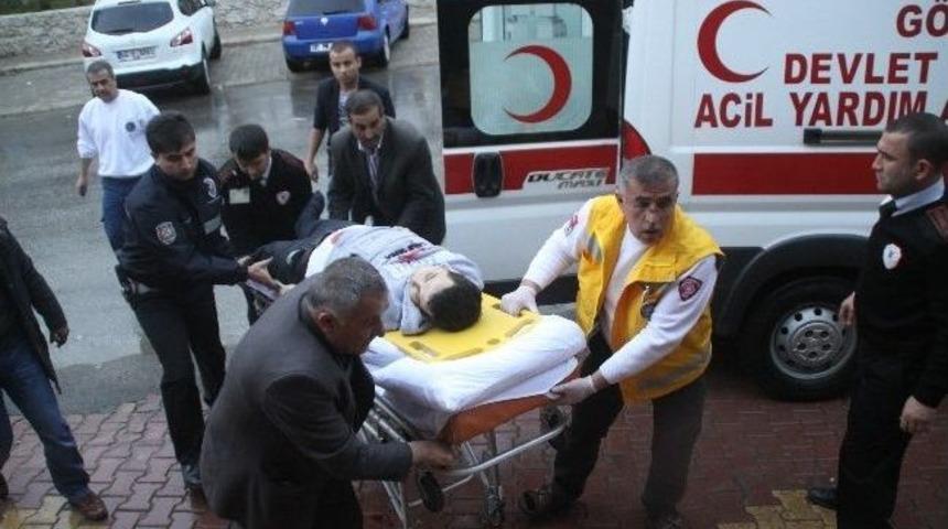 &Ouml;ğrenci Evinde Bı&ccedil;aklı Kavga: 5 Yaralı