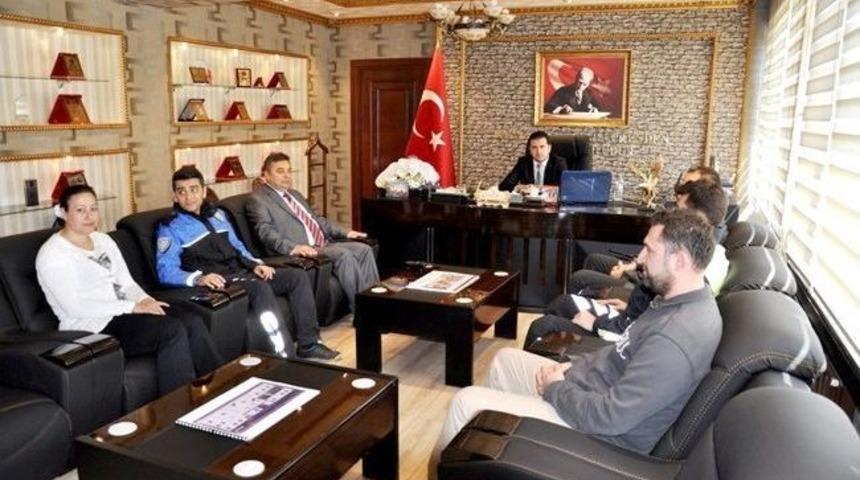 İl&ccedil;e Meniyeti Kaymakam Fırat&rsquo;ı Ziyeret Etti