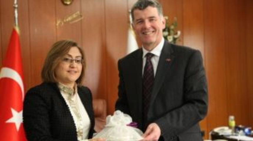 Fatma Şahin'in İlk Ziyaret&ccedil;isi İngiltere B&uuml;y&uuml;kel&ccedil;isi