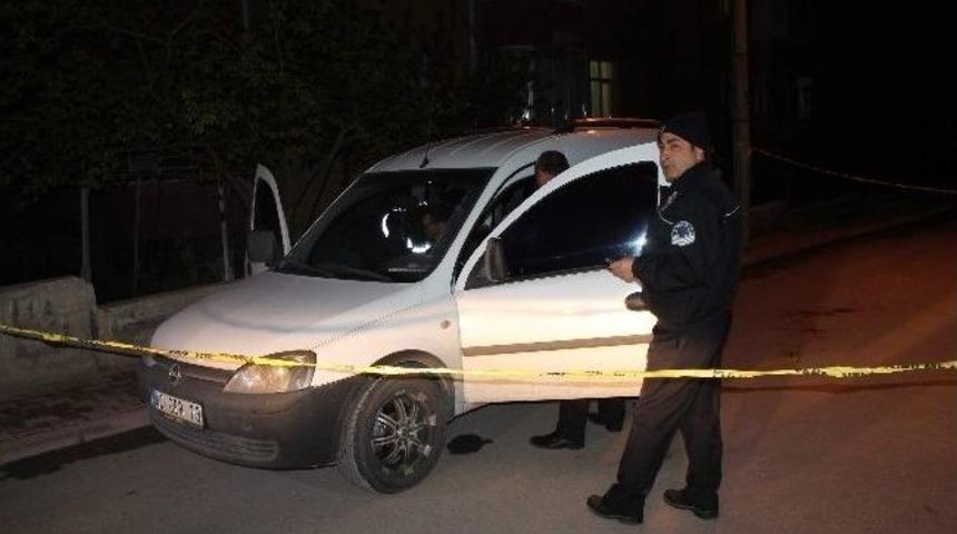 Aracını Park Ederken Sol Elinden Tabancayla Vuruldu