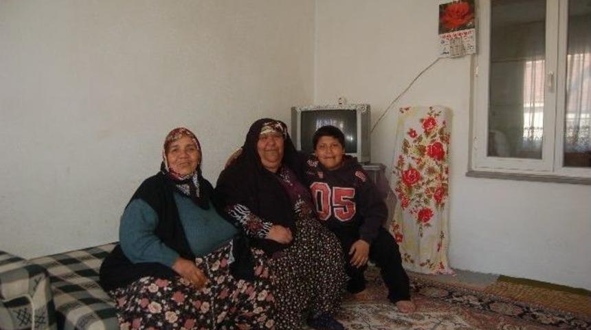 Şen Mahalleye Romanlar G&uuml;n&uuml; Hediyesi