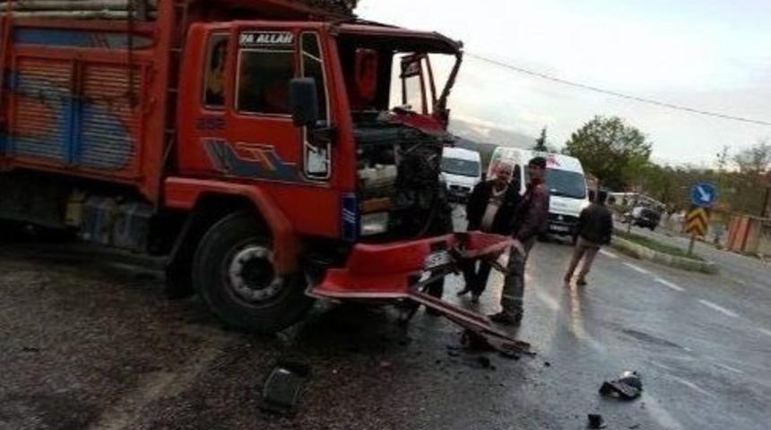 Adıyaman&rsquo;da Kamyon Kazası: 2 Yaralı