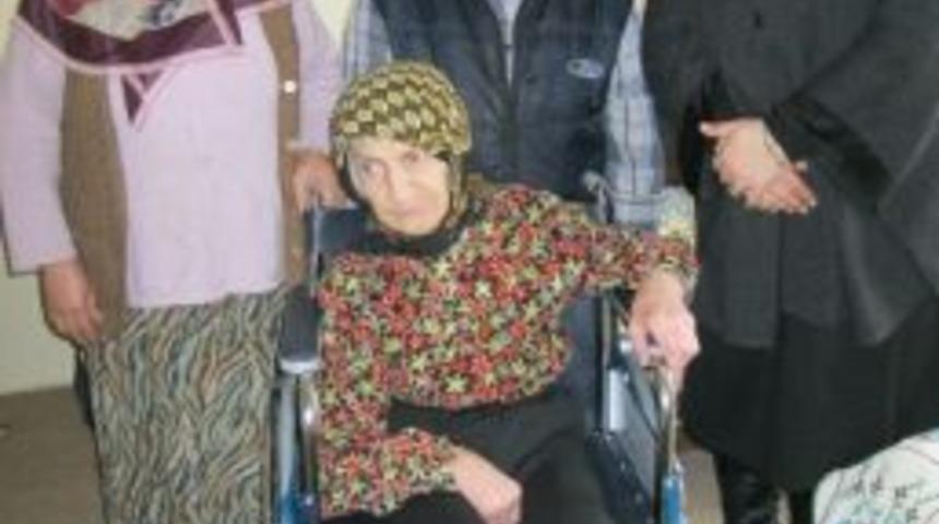 İzmit Belediyesi'nden Tekerlekli Sandalye Yardımı