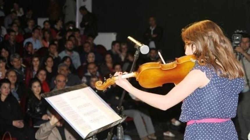 Van'da 10 Dilde Konser