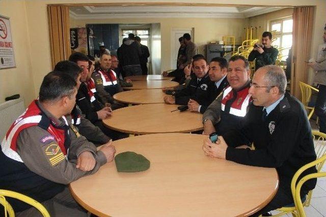 Jandarma&rsquo;dan Polise Yaş Pasta 2