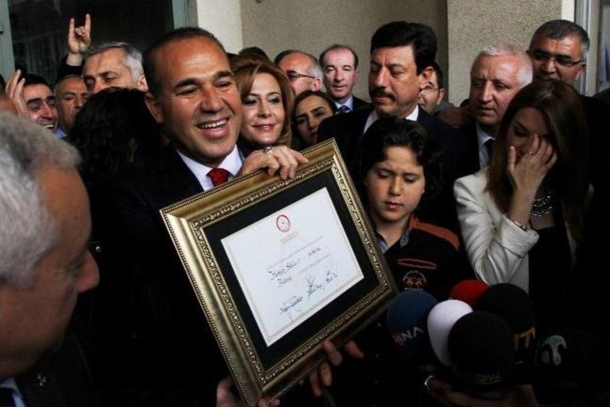 S&ouml;zl&uuml;, Mazbatasını Aldı